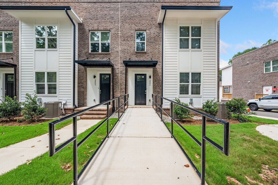 3801 Lands End Ct in Raleigh, NC - Building Photo