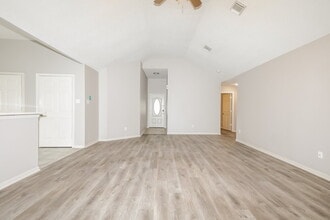 626 Fantasy Ln in Montgomery, TX - Foto de edificio - Building Photo