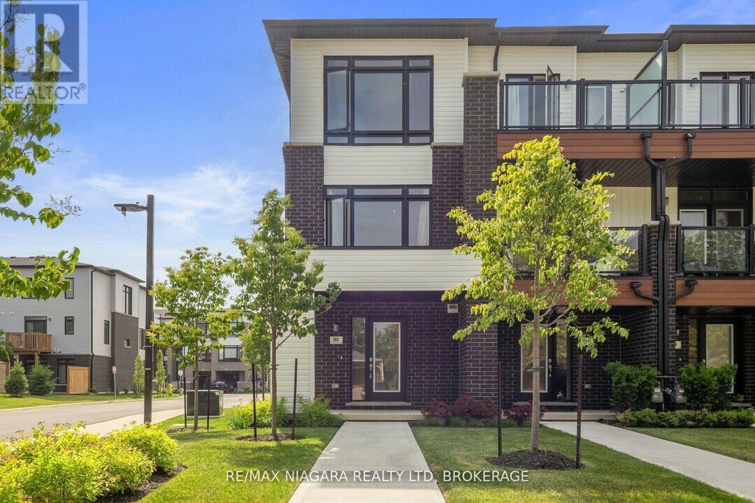 2 Sidney Rose Cmn in St Catharines, ON - Building Photo