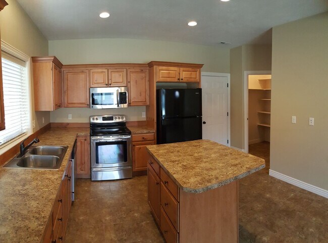 565 Pioneer Rd in Rexburg, ID - Building Photo - Building Photo