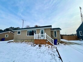 19 Oriole Pkwy in Chatham, ON - Building Photo