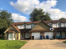 315-315 Woodridge Ct in Augusta, KS - Building Photo