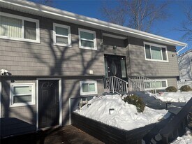 1029 Commack Rd in Dix Hills, NY - Building Photo