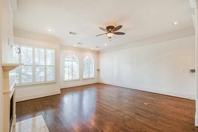 property at 407 W Bell St