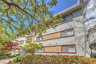 Webster Poolside Apartments in Berkeley, CA - Foto de edificio - Building Photo