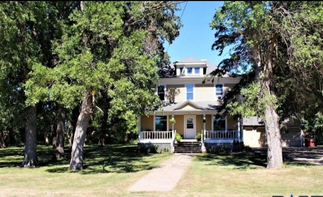 606 3rd St NE in Lake Preston, SD - Building Photo