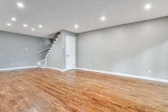 9810 Crest Meadow Dr in Dallas, TX - Foto de edificio - Building Photo