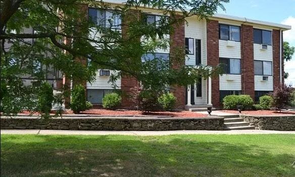 25 Waterman Ave in East Providence, RI - Building Photo