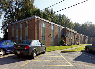 Brendan Court Apartments in North Olmsted, OH - Building Photo - Building Photo