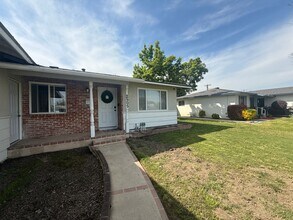 2505 S Encina St in Visalia, CA - Building Photo - Building Photo