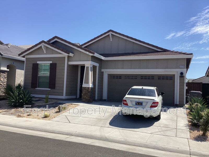 8008 Clear Springs Pl in Roseville, CA - Foto de edificio