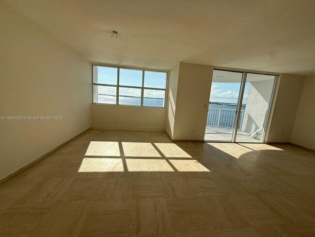1420 Brickell Bay Dr in Miami, FL - Building Photo - Building Photo