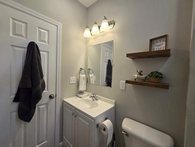 328 Thompson St, Unit B in Ann Arbor, MI - Building Photo - Building Photo