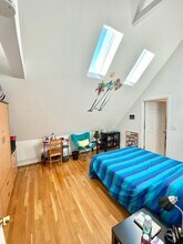 29 Brackett St, Unit 2 in Boston, MA - Foto de edificio - Building Photo