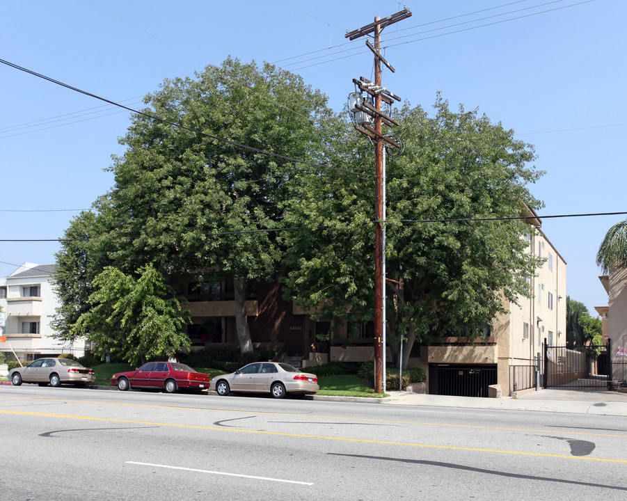 14947 Burbank Blvd in Van Nuys, CA - Building Photo