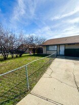 3489 Magnums Way in Redding, CA - Building Photo