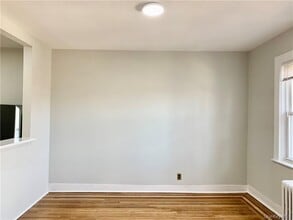 10 Oakridge Pl in Eastchester, NY - Building Photo - Building Photo