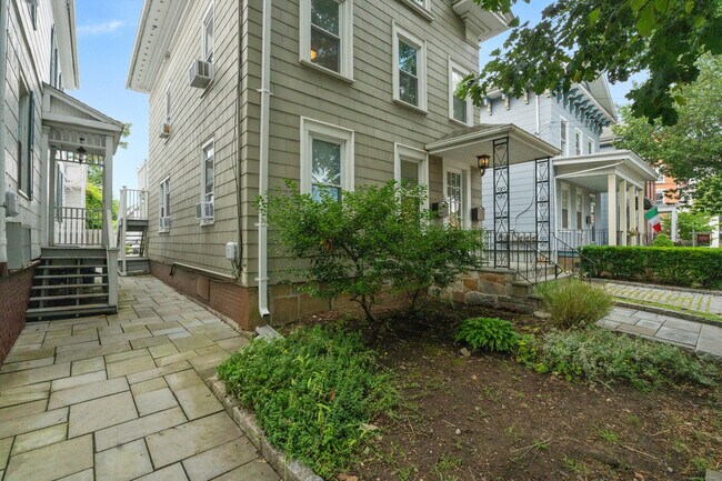 504 Chapel St in New Haven, CT - Building Photo - Building Photo