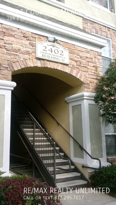2407 Courtney Meadows Ct in Tampa, FL - Building Photo