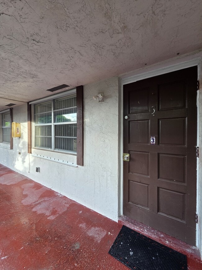 2526 Taylor St, Unit 3 in Hollywood, FL - Building Photo - Building Photo