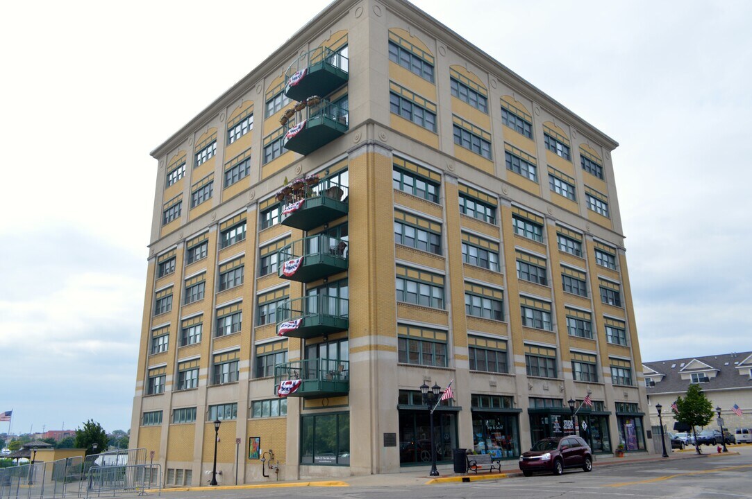 Jennison Place in Bay City, MI - Foto de edificio