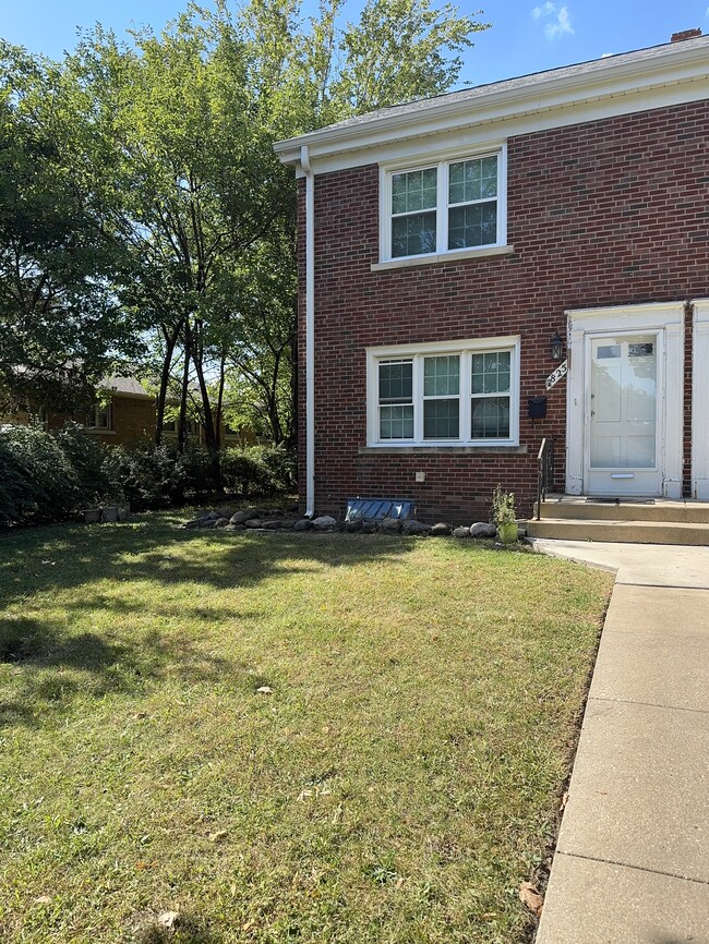 property at 825 N Raynor Ave