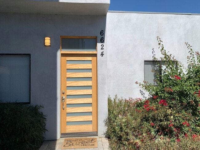 6624 Kester Ave in Los Angeles, CA - Foto de edificio - Building Photo