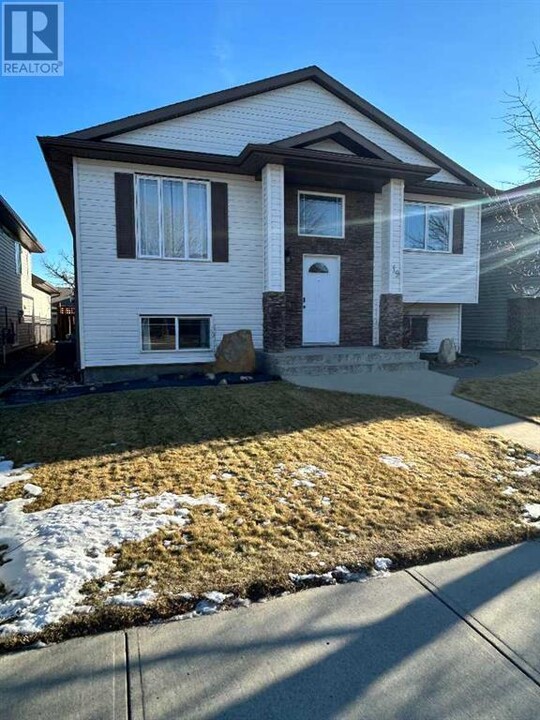 19 Rivergreen Rd W in Lethbridge, AB - Building Photo