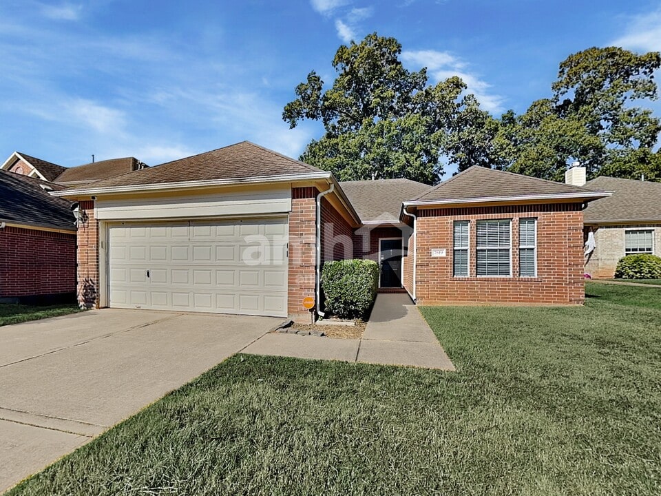 7819 Niki's Crossing in Conroe, TX - Building Photo