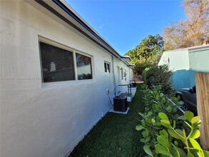 277 NW 75th St-Unit -1 in Miami, FL - Building Photo - Building Photo