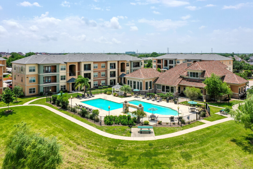 Oxford at Country Club in Baytown, TX - Foto de edificio