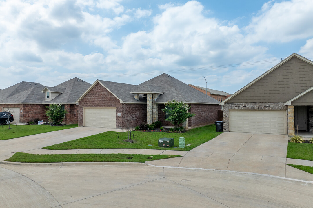 McPherson Village in Crowley, TX - Foto de edificio