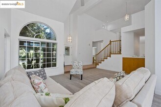 2250 Prestwick Dr in Discovery Bay, CA - Foto de edificio - Building Photo
