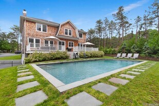 2 Sophia Ct in Westhampton, NY - Building Photo