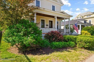 162 Lake Ave in Saratoga Springs, NY - Building Photo - Building Photo