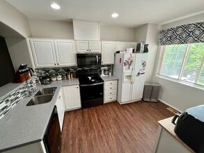 13940 SW Scholls Ferry Rd, Unit 104 in Beaverton, OR - Foto de edificio - Building Photo