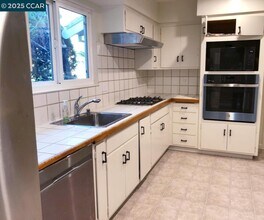 44 Muth Dr in Orinda, CA - Building Photo - Building Photo