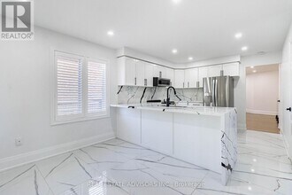 74 Pinebrook Cir in Caledon, ON - Building Photo - Building Photo