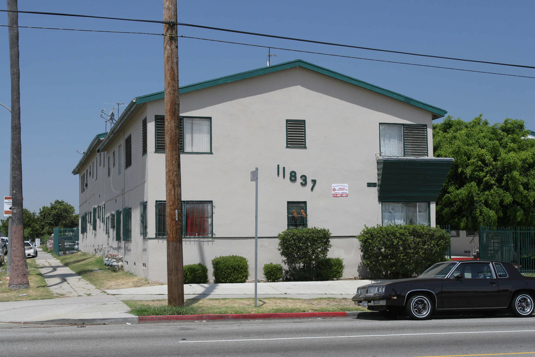 11837 S Figueroa St in Los Angeles, CA - Building Photo