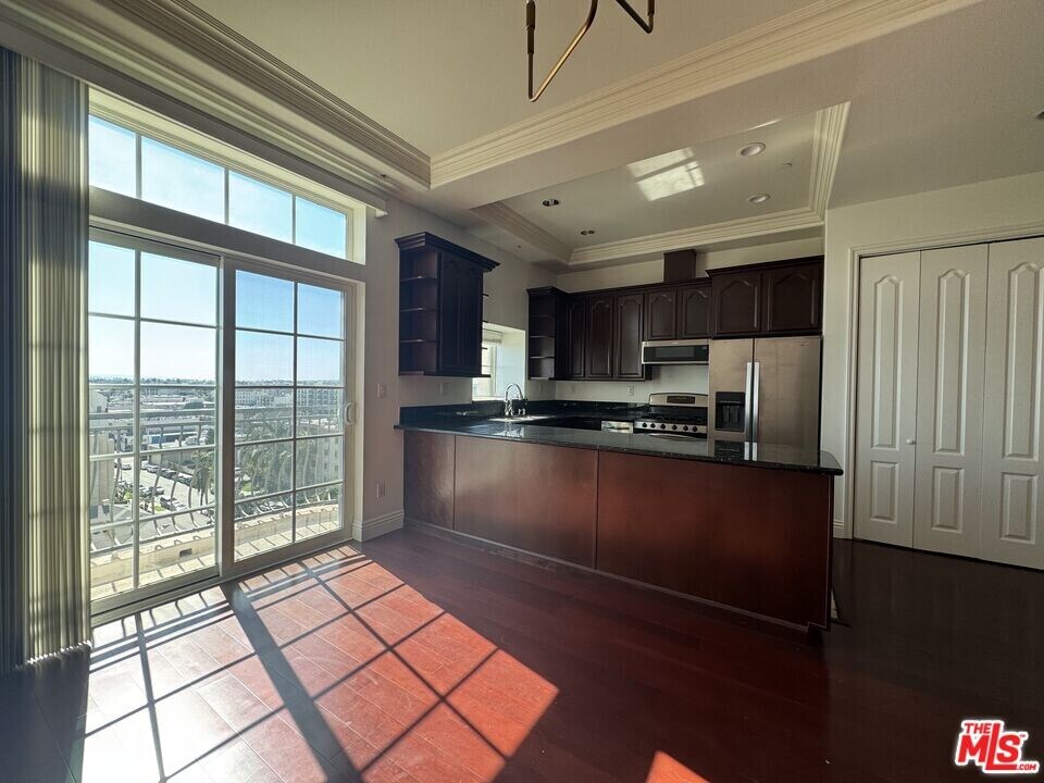 700 S Ardmore Ave in Los Angeles, CA - Building Photo
