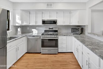 51 Queens Way in Englishtown, NJ - Foto de edificio - Building Photo