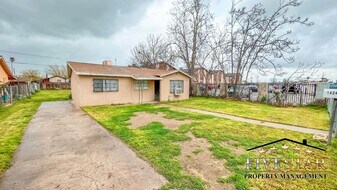 1424 Gorrill St in Bakersfield, CA - Building Photo