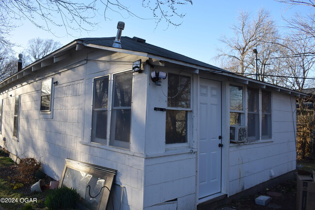 415 S McConnell Ave in Joplin, MO - Foto de edificio - Building Photo