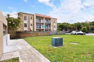 5201 Geneva Ct in Doral, FL - Foto de edificio - Building Photo
