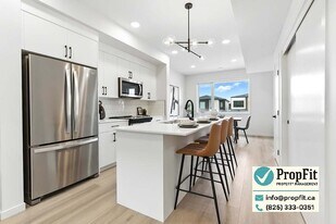 7340 Klapstein Cres SW in Edmonton, AB - Building Photo