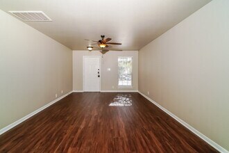 207 Riders Walk in San Antonio, TX - Building Photo - Building Photo