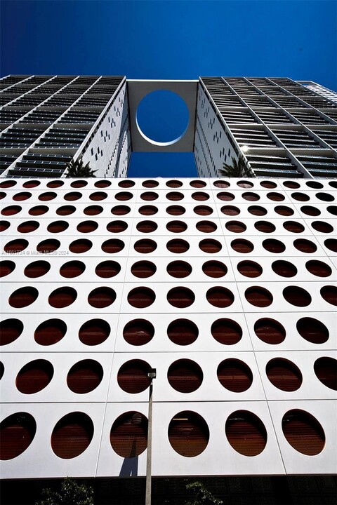 500 Brickell Ave in Miami, FL - Building Photo