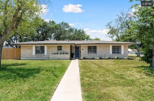 402 E 5th St in Bishop, TX - Building Photo
