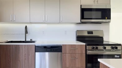 3301 N Country Club Dr in Miami, FL - Building Photo - Building Photo