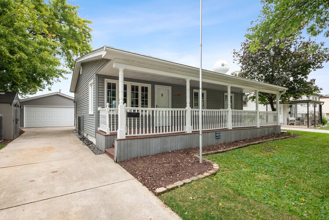 8818 Fairway Dr in Orland Park, IL - Building Photo